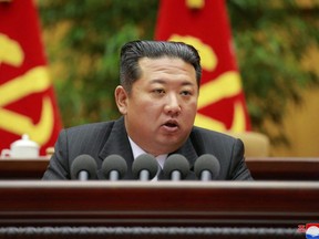 Der nordkoreanische Führer Kim Jong Un hält auf diesem Foto, das am Sonntag, den 27. Februar 2022 von der nordkoreanischen zentralen Nachrichtenagentur veröffentlicht wurde, Eröffnungsworte während der 2. Konferenz der Sekretäre der Hauptausschüsse der Arbeiterpartei Koreas.