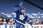 Auston Matthews de los Maple Leafs celebra después de anotar un gol contra los New Jersey Devils en un Scotia Bank Stadium vacío.  Los Leafs y Raptors pueden volver al 50 % de su capacidad a partir del jueves 17 de febrero.