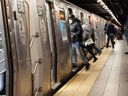 Menschen steigen am 19. Januar 2022 in New York City in eine U-Bahn. 