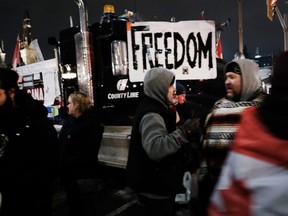 Lkw-Fahrer und ihre Unterstützer versammeln sich, um die Straßen als Teil eines Konvois von Lkw-Demonstranten gegen COVID-19-Mandate am 9. Februar 2022 in Ottawa zu blockieren.