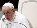 Papst Franziskus hält am 23. Februar 2022 die wöchentliche Generalaudienz im Saal Paul VI. im Vatikan. 