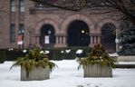 Schwere Pflanzgefäße am Rande des Queen's Park in Toronto, Ontario.  am Mittwoch, 2. Februar 2022. Ernest Doroszuk/Toronto Sun/Postmedia