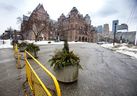 Schwere Pflanzgefäße sind am Rand des Queen's Park in Toronto, Ontario, zu sehen.  am Mittwoch, den 2. Februar 2022. Die Pflanzgefäße wurden aufgestellt, um als potenzielle Barrieren vor einer potenziellen Trucker-Rallye am Samstag zu dienen.