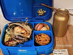 An American woman gave her child a golden lunch, complete with a lobster and prawn wrap, biscuits and macaroons, decorated with two gold bows and gold wrapping paper. There was also gold cutlery.