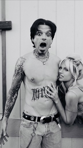 Lily James and Sebastian Stan’s amazing transformation as Pamela Anderson and Tommy Lee in “Pam & Tommy.”