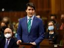 Premierminister Justin Trudeau spricht im Unterhaus über die Umsetzung des Notstandsgesetzes, während Trucker und ihre Unterstützer am 17. Februar 2022 in Ottawa weiterhin protestieren.