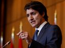 Premierminister Justin Trudeau nimmt am 21. Februar 2022 an einer Pressekonferenz in Ottawa teil. 