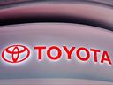 Das Toyota-Logo ist an einem Stand während eines Medientages für die Messe Auto Shanghai in Shanghai, China, am 19. April 2021 zu sehen.