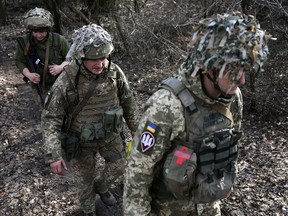 Ukrainische Soldaten werden am 23. Februar 2022 in einer Position an der Frontlinie mit von Russland unterstützten Separatisten in der Nähe der Stadt Schastia in der Nähe der ostukrainischen Stadt Lugansk gesehen.