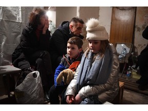 Kira Shapovalova und ihr Bruder Mikhailo warten am 26. Februar 2022 während des Bombenalarms in der ukrainischen Hauptstadt Kiew in einem unterirdischen Bunker.