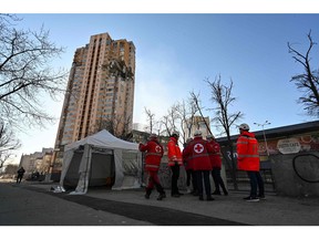 Sanitäter versammeln sich an einem Hochhaus-Wohnblock, der am 26. Februar 2022 in Kiew von Beschuss getroffen wurde.