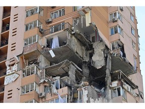 Ein Blick auf ein Wohnhochhaus, das am 26. Februar 2022 in Kiew von Beschuss getroffen wurde.