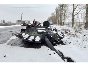 Ein Fragment eines zerstörten russischen Panzers ist am 26. Februar 2022 nach der russischen Invasion in der Ukraine am Straßenrand am Stadtrand von Charkiw zu sehen.