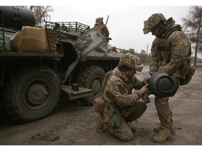 Ukrainische Soldaten bereiten vor einem Angriff in der Region Lugansk am 26. Februar 2022 eine schwedisch-britische tragbare Panzerabwehr-Lenkwaffe NLAW vor.
