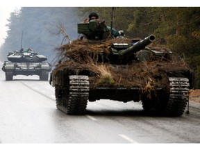 Ukrainische Panzer bewegen sich auf einer Straße vor einem Angriff in der Region Lugansk am 26. Februar 2022.