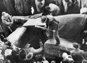 HUNGARY 1956: Smashing a statue of Joseph Stalin. GETTY IMAGES