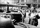 Tschechoslowakei 1968: Ein mutiger Tscheche stellt sich einem russischen Panzer.  GETTY IMAGES
