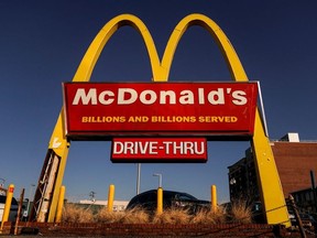 Das Logo für das McDonald's-Restaurant ist zu sehen, als McDonald's Corp. am 27. Januar 2022 in Arlington, Virginia, USA, die Ergebnisse des vierten Quartals meldet.