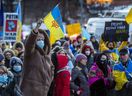 Stand with Ukraine Committee, Teil des Ukrainisch-Kanadischen Kongresses, organisierte eine Kundgebung gegen Russlands Invasion in der Ukraine vor dem Generalkonsulat der Ukraine am 2275 Lake Shore Blvd W. in Toronto, Ontario.  am Freitag, 25. Februar 2022.