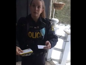 Const. OPP Erika Ingram visita a la usuaria de Facebook Nadine Ellis-Maffei en su granja del condado de Peterborough para entregar un folleto que describe lo que "usted puede" y "no puedo hacer" en las protestas.