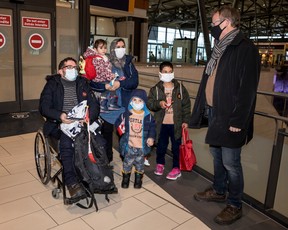 Lieutenant-colonel à la retraite des Forces canadiennes. Tony White accueille Ahmed Sayar Sadeghi (L), alias Radar, à son arrivée à Ottawa avec sa femme Tamanna, leur fille Osna, 2 ans, et leurs fils Mohammed, 4 ans, et Sajad, 10 ans, le jeudi 11 février 2022.