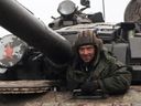Ein Mitglied einer pro-russischen Miliz wird am 27. Februar 2022 in einem Panzer in der selbsternannten Volksrepublik Lugansk (LNR) in der Ukraine gesehen. 