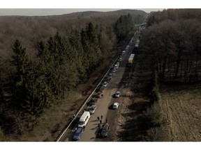 Ein Screenshot von Drohnenaufnahmen zeigt Autos, die eine Linie bilden, die sich etwa 35 km vom Grenzübergang Shehyni nach Polen erstreckt, während Menschen versuchen, vor Russlands Militäroperation gegen die Ukraine außerhalb von Mostyska, Ukraine, am 26. Februar 2022 zu fliehen.