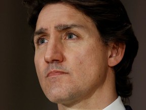 Premierminister Justin Trudeau nimmt am 28. Februar 2022 an einer Pressekonferenz in Ottawa teil.