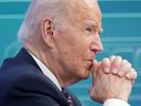 US-Präsident Joe Biden hört während einer virtuellen Gesprächsrunde zur Sicherung kritischer Mineralien im Weißen Haus in Washington, USA, am 22. Februar 2022 zu. 
