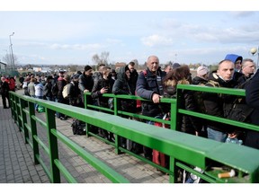 Menschen kommen am Grenzübergang Medyka zwischen Polen und der Ukraine an, nachdem Russland am 26. Februar 2022 in Medyka, Polen, eine massive Militäroperation gegen die Ukraine gestartet hatte.