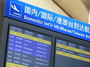 Eine Fluginformationstafel zeigt einen annullierten Flug von China Eastern Airlines (oben L) am internationalen Flughafen Kunming Changshui in Chinas südwestlicher Provinz Yunnan am 21. März 2022, nachdem ein Flugzeug von China Eastern, das von Kunming zum südlichen Drehkreuz von Guangzhou flog, im Südwesten Chinas abgestürzt war .
