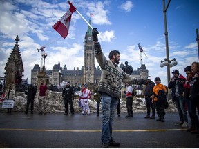 Eine kleine Gruppe von „Freedom Convoy“-Demonstranten befand sich in der Wellington Street, während die ukrainische Versammlung am Sonntag, den 6. März 2022 auf dem Parliament Hill stattfand. (ASHLEY FRASER, POSTMEDIA)