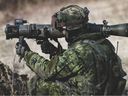 Ein Soldat der Canadian Light Infantry (PPCLI) von Princess Patricia übt seine Übungen mit einem Carl-Gustaf M4 (CGM4) während der Übung MAPLE RESOLVE auf der 3rd Canadian Division Support Base Garrison Wainwright, Alberta am 3. Mai 2021.