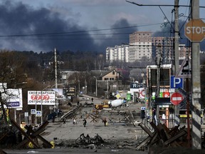 Einwohner evakuieren am 10. März 2022 die Stadt Irpin nördlich von Kiew.