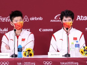 Les médaillés d'argent Li Jun Hui (à droite) et Liu Yu Chen de l'équipe chinoise assistent à la conférence de presse du huitième jour des Jeux Olympiques de Tokyo 2020 au Musashino Forest Sport Plaza le 31 juillet 2021 à Chofu, Tokyo, Japon.