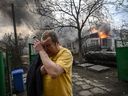 Yevghen Zbormyrsky, 49, reagiert vor seinem brennenden Haus, nachdem es am 4. März 2022 in der Stadt Irpin außerhalb von Kiew von einer Granate getroffen wurde. 