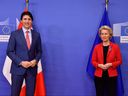 Premierminister Justin Trudeau und die Präsidentin der Europäischen Kommission, Ursula von der Leyen, posieren am 23. März 2022 vor einem Treffen nach einem Treffen im EU-Hauptquartier in Brüssel. 