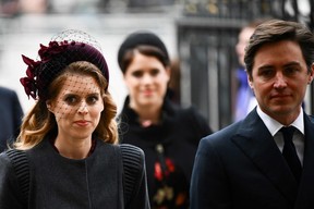 Prinzessin Beatrice von York (L) und ihr Ehemann Edoardo Mapelli Mozzi kommen zusammen mit ihrer Schwester Eugenie, um am 29. März 2022 an einem Erntedankgottesdienst für Prinz Philip, Herzog von Edinburgh, in der Westminster Abbey im Zentrum von London teilzunehmen. (DANIEL LEAL /AFP über Getty Images)