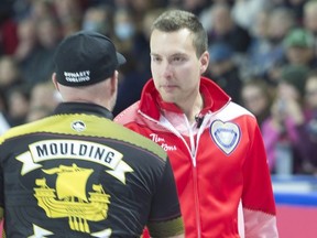 Le capitaine d'Équipe Canada, Brendan Bottcher, serre la main de Darren Moulding, de l'équipe du Nouveau-Brunswick.  Curling Canada/ Michael Burns Photo