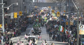 Nach einer zweijährigen Pause wegen COVID war die Parade zum St. Patrick's Day in Toronto mit über 4.000 Teilnehmern – Blaskapellen, Tänzern und Wagen – wieder auf den Straßen der Innenstadt von Toronto.  am Sonntag, 20. März 2022. Jack Boland/Toronto Sun/Postmedia Network