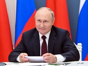Der russische Präsident Wladimir Putin hält am 28. Juni 2021 ein Treffen per Videokonferenz mit dem chinesischen Präsidenten Xi Jinping (nicht gesehen) im Kreml in Moskau ab. (Foto von ALEXEY NIKOLSKY/Sputnik/AFP via Getty Images)