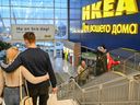 Kunden kaufen im IKEA Einrichtungshaus in Omsk, Russland, am 3. März 2022 ein.  