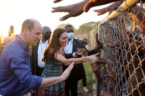 Prinz William und Catherine, Herzogin von Cambridge, geben Kindern bei einem Besuch in Trench Town, dem Geburtsort der Reggae-Musik, am vierten Tag der Platinum Jubilee Royal Tour of the Caribbean in Kingston, Jamaika, am 22. März 2022 die Hand.