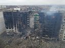 Eine Luftaufnahme zeigt ein Wohngebäude, das während der russischen Invasion in der Ukraine durch Beschuss zerstört wurde, in der Siedlung Borodyanka in der Region Kiew, Ukraine, 3. März 2022. 