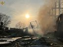 Ein Lebensmittellager, das durch Beschuss beschädigt wurde, während Russlands Angriff auf die Ukraine weitergeht, ist in Browary, Region Kiew, Ukraine, auf diesem Handout-Bild zu sehen, das am 30. März 2022 veröffentlicht wurde. 