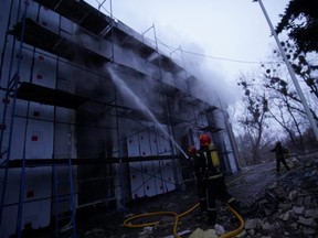 Retter löschen Feuer nach einem Angriff russischer Streitkräfte auf einen Fernsehturm in Kiew, Ukraine, 1. März 2022.