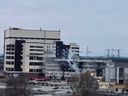Eine Ansicht zeigt ein beschädigtes Verwaltungsgebäude des Kernkraftwerks Saporischschja inmitten der russischen Invasion in der Ukraine in Enerhodar, der Region Saporischschja, Ukraine, auf diesem Handout-Bild, das am 4. März 2022 veröffentlicht wurde. 