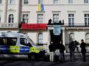 Journalisten und Polizisten kommen am 14. März 2022 in einer Villa am Belgrave Square im Zentrum von London an, die angeblich dem russischen Oligarchen Oleg Deripaska gehört und von einer Gruppe von Hausbesetzern besetzt ist.