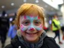 Sofia, 4, aus der Dnjepr-Region, nördlich von Kiew, posiert, nachdem sie von polnischen Freiwilligen am Hauptbahnhof geschminkt wurde, nachdem sie vor der russischen Invasion in der Ukraine in Krakau, Polen, am 15. März 2022 geflohen war.  