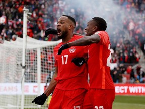 Der Kanadier Cyle Larin (17) feiert am 27. März 2022 im BMO Field in Toronto, Ontario, ein Tor mit Richie Laryea (22) in einem Qualifikationsspiel zur FIFA-Weltmeisterschaft gegen Jamaika.